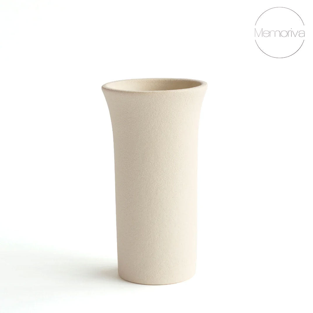 TULIPA – Handgemaakt Vaasje in Zacht Beige Engobe