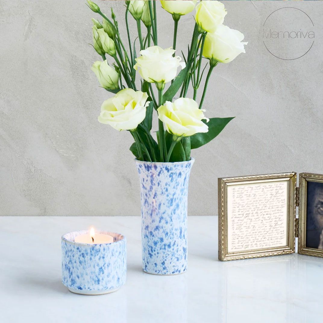 TULIPA – Handgemaakt Vaasje in Wit & Blauw Gespikkeld Keramiek - Memoriva