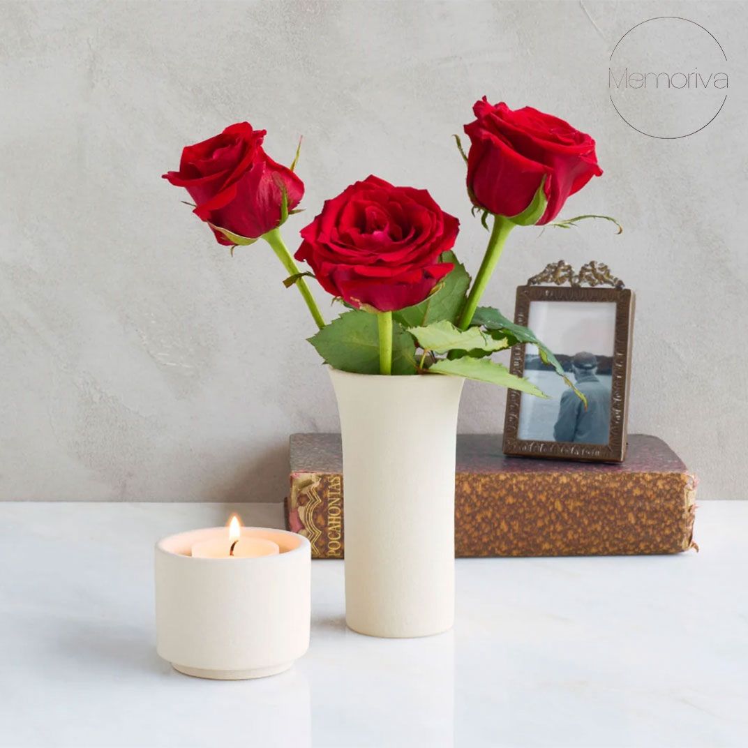 TULIPA – Handgemaakt Vaasje in Zacht Beige Engobe - Memoriva