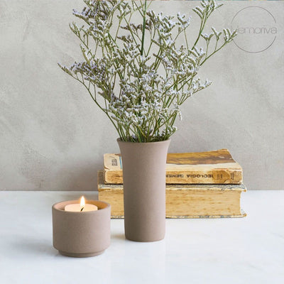 TULIPA – Handgemaakt Vaasje in Zandkleurig Engobe - Memoriva