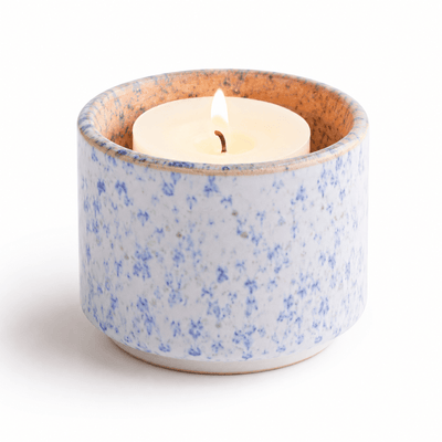 HELIOS - Handgemaakte mini - urn wit & blauw gespikkeld keramiek + kaarslicht - Memoriva