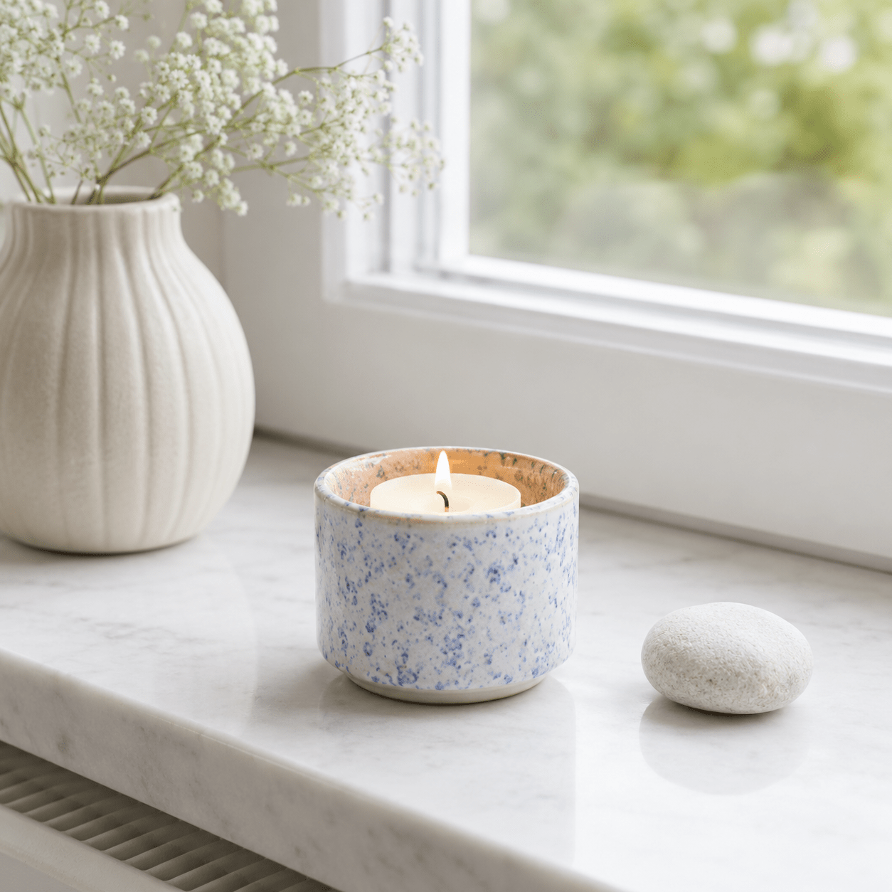 HELIOS - Handgemaakte mini - urn wit & blauw gespikkeld keramiek + kaarslicht - Memoriva
