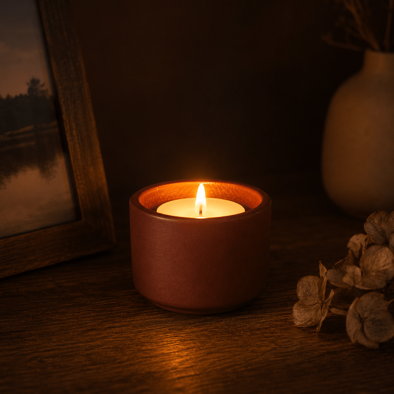 HELIOS – Handgemaakte Mini Urn met Kaarslichthouder in Roodbruin Engobe - Memoriva