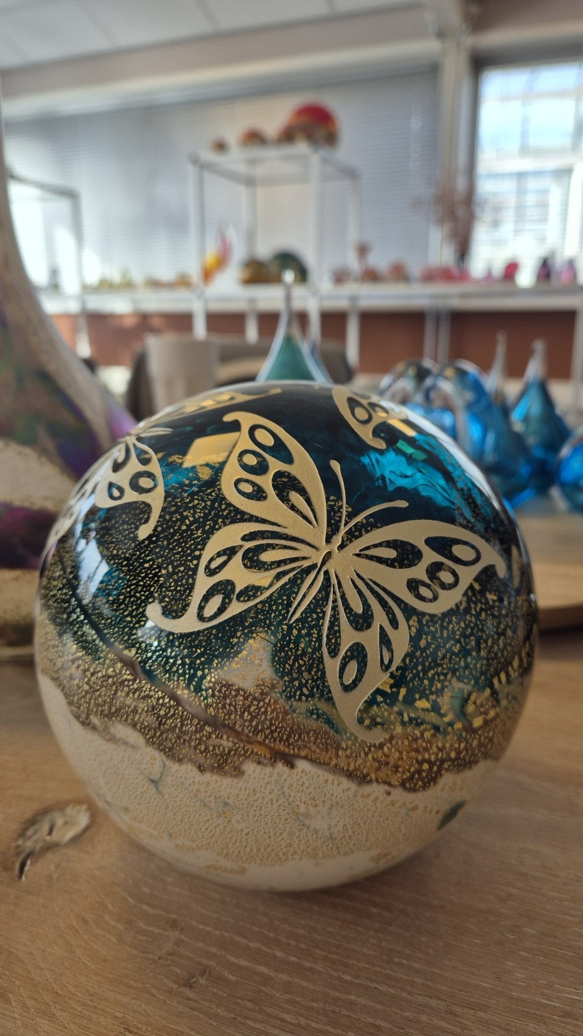 ELAN - Elegance - line turquoise 1,5 liter met goud gelakte vlinders - Memoriva